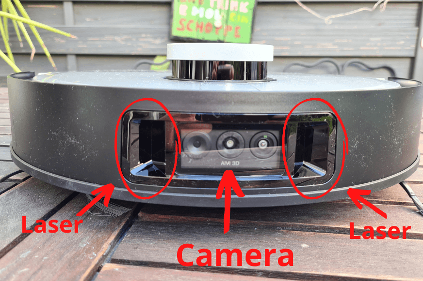 Die Frontkamera und der Laser des Ecovacs Deebot X1 Turbo sind in der Nahaufnahme zu sehen.